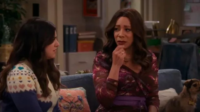 Diane Von Furstenberg Clementine Vestido midi de malla elástica con estampado floral fruncido usado por Rosie (Selenis Leyva) como se ve en Lopez vs Lopez (S03E05)