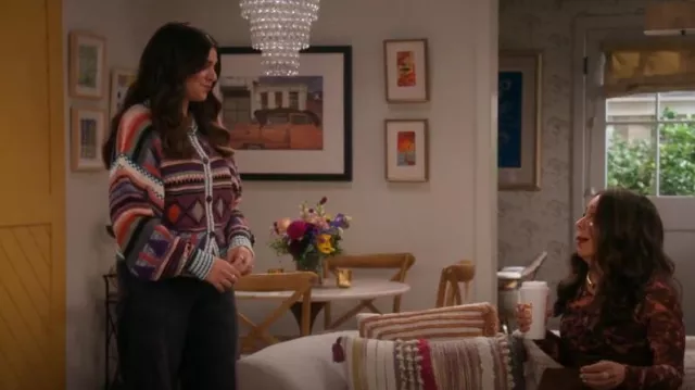 Mère : Le cardigan Soaring High porté par Mayan (Mayan Lopez) comme on le voit dans Lopez vs Lopez (S03E05)