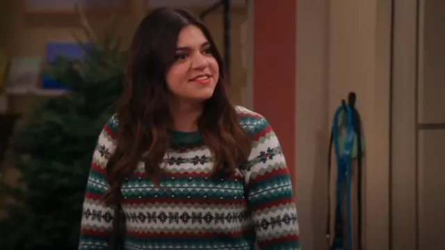 Pull de Noël porté par Mayan (Mayan Lopez) comme on le voit dans Lopez vs Lopez (S03E07)