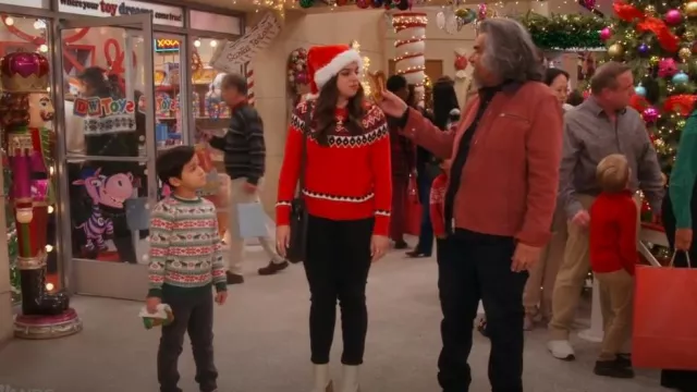 Suéter de Navidad de Style & Co Fair Isle usado por Mayan (Mayan Lopez) como se ve en Lopez vs Lopez (S03E07)
