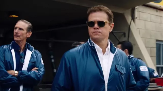 Les looks du film Le Mans 66 : Matt Damon porte un blouson bleu pour son rôle de Carroll Shelby