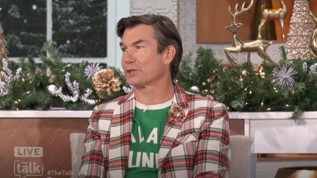 T-shirt appliqué Palace Laundry x Saint Luis porté par Jerry O’Connell tel que vu dans The Talk le 9 décembre 2024