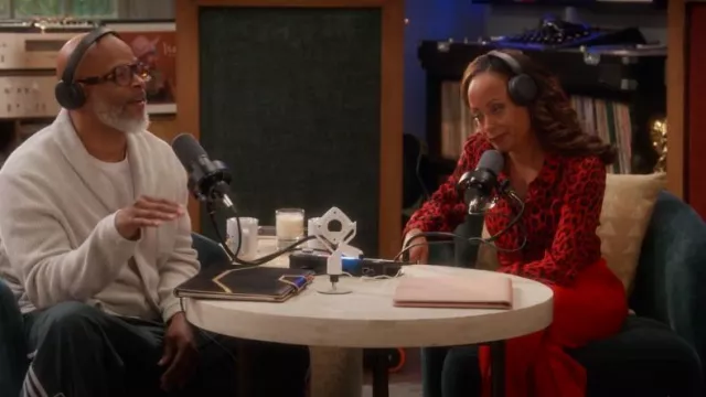 Chemise à imprimé léopard RTA en rouge portée par Ivy (Essence Atkins) comme on le voit dans La maison de Papy (S01E07)