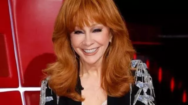 Tenues de The Voice : Reba McEntire porte une veste blazer noire à manches ornées le 9 décembre 2024