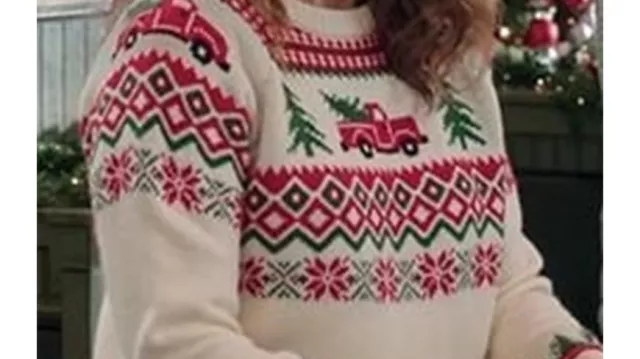 Tenues de Holiday Touchdown : A Chiefs Love Story : Leah Higman (Megyn Price) porte un pull de Noël blanc dans le film