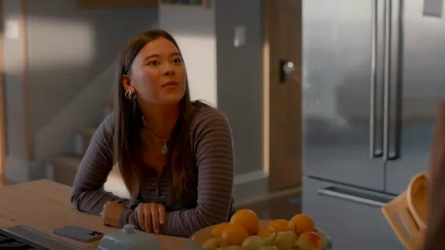 Brandy Melville Zelly 3 Button Top rayé porté par Alice (Lukita Maxwell) comme on le voit dans Shrinking (S02E10)