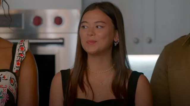 Boucles d’oreilles Mondo Mondo Sweetheart portées par Alice (Lukita Maxwell) comme on le voit dans Shrinking (S02E10)