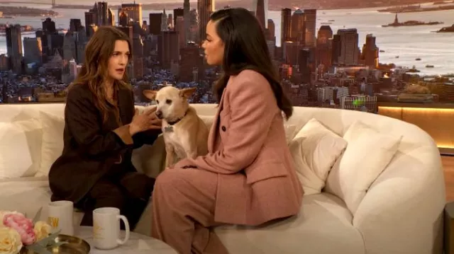 Blazer moulé à double boutonnage Stella McCartney porté par Jurnee Smollett-Bell tel qu’on le voit dans le spectacle Drew Barrymore le 10 décembre 2024