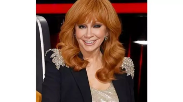 Reba McEntire usa un blazer bordado de cristal en la temporada 26 de The Voice