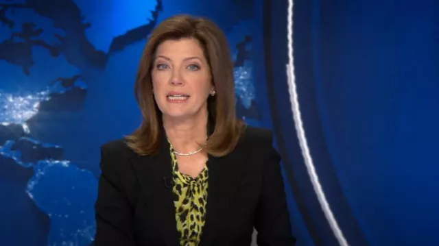Haut en soie à imprimé animal Zadig & Voltaire Taos porté par Norah O’Donnell tel que vu dans CBS Evening News le 22 novembre 2024