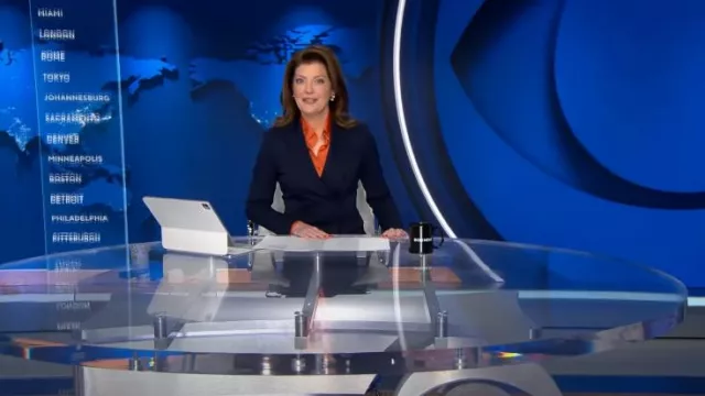 Altuzarra Blazer en laine stretch bleu baie porté par Norah O’Donnell tel qu’on le voit dans CBS Evening News le 2 décembre 2024