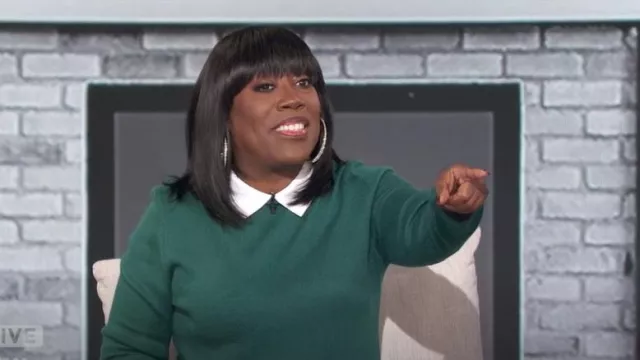 Karl Lagerfeld Paris Layered-Look Sweater en Veridian porté par Sheryl Underwood comme on le voit dans The Talk le 10 décembre 2024