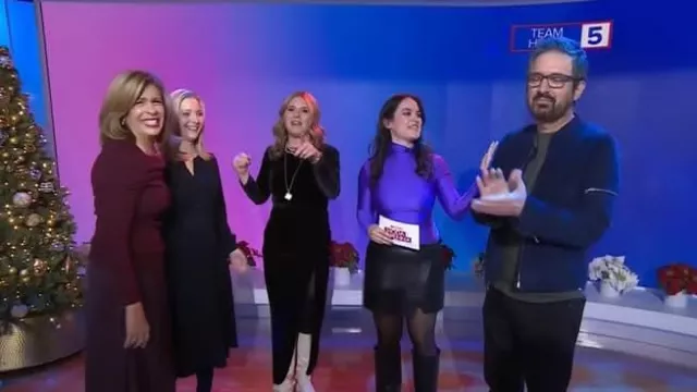 Mini-short en similicuir Endless Rose portée par Donna Farizan comme on le voit dans Today with Hoda & Jenna le 12 décembre 2024