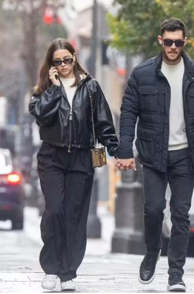 Blouson à capuche en cuir Louis Vuitton porté par Ana de Armas à Madrid le 11 décembre 2024