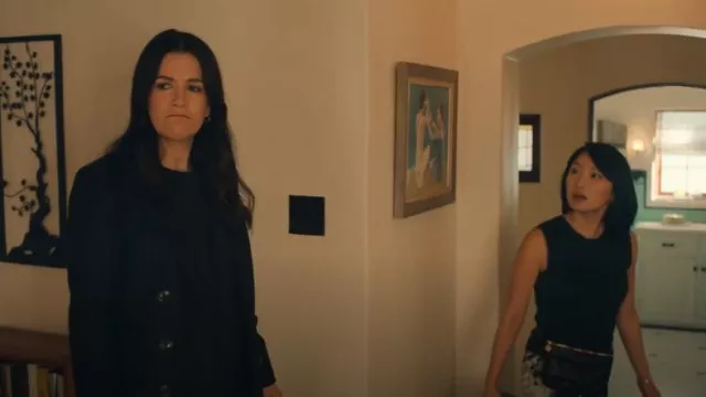 Clare V. Sac banane en cuir rustique noir à bretelles réglables zippé porté par Sarah Weber (Poppy Liu) comme on le voit dans No Good Deed (S01E01)