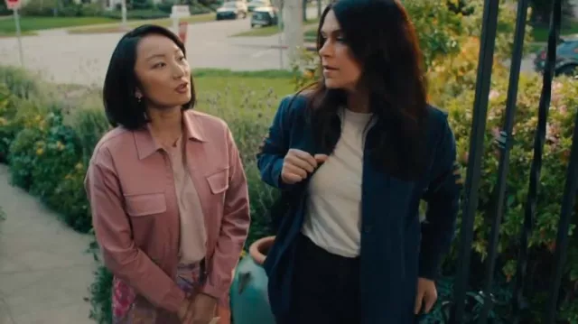 Blouson aviateur zippé en sergé Chocoolate porté par Sarah Weber (Poppy Liu) comme on le voit dans No Good Deed (S01E03)