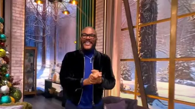 Blouson aviateur en velours pleine fleur garni de cuir pleine fleur Tom Ford porté par Tyler Perry, comme on le voit dans The View le 17 décembre 2024
