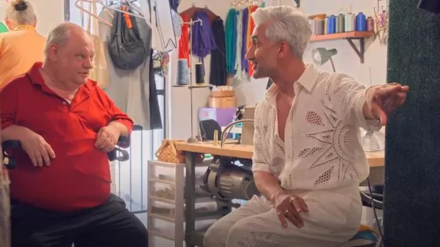 Farm Rio Sunset Richelieu Broderie Anglaise Linen Chemise portée par Tan France comme on le voit dans Queer Eye (S09E04)