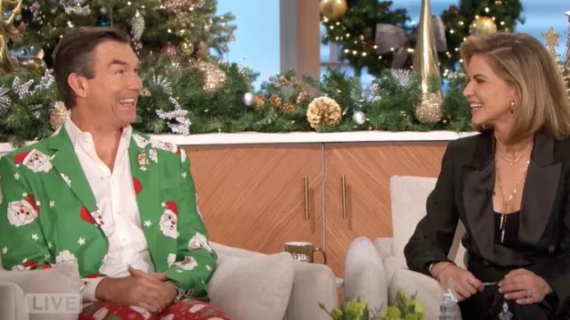 Blazer à imprimé Père Noël Tipsy Elves porté par Jerry O’Connell tel que vu dans The Talk le 16 décembre 2024