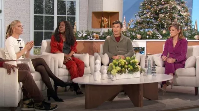 Pantalon Cinq à Sept Giles en palissandre porté par Sheryl Underwood comme on le voit dans The Talk le 17 décembre 2024