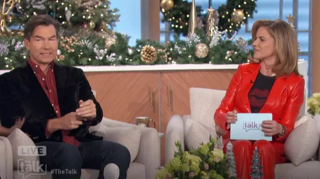 Alice + Olivia Macey Blazer ajusté en similicuir porté par Natalie Morales comme on le voit dans The Talk le 18 décembre 2024
