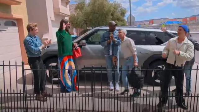 Marni Pantalon évasé en denim de coton mélangé graphique In Royal porté par Jonathan Van Ness comme on le voit dans Queer Eye (S09E10)