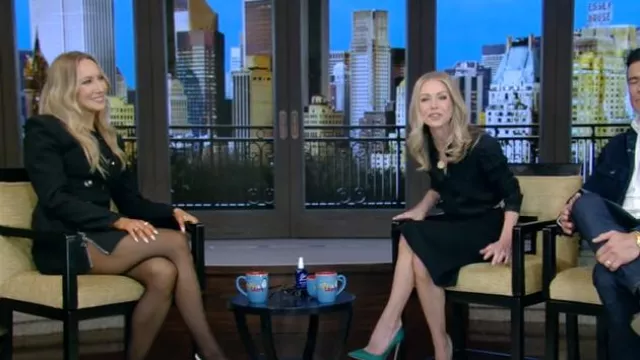 Mini robe à boutons multiples avec épaulette Nocturne portée par Nikki Glaser comme on le voit en LIVE avec Kelly et Mark le 17 décembre 2024