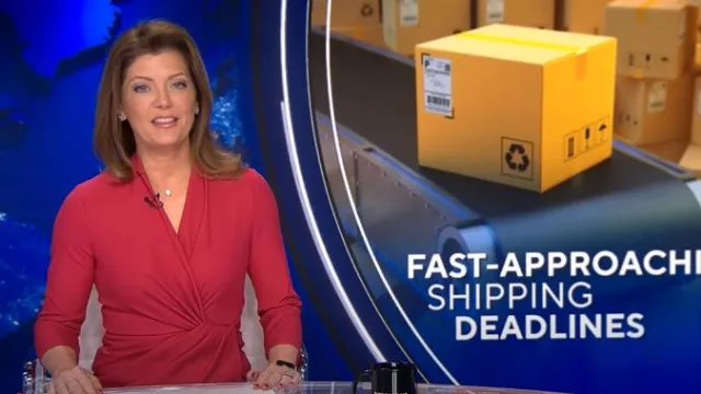 The Fold London Greenwich Dress Garnet Red Wool Crepe portée par Norah O’Donnell comme on le voit dans CBS Evening News le 12 décembre 2024
