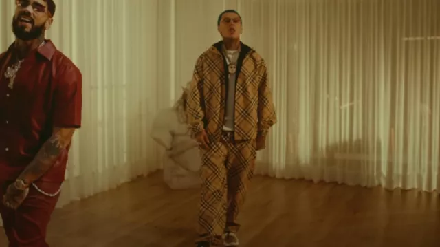 Burberry Beige Check Trackpants worn by Blessd in BLESSD ❌ ANUEL AA | DEPORTIVO ???? (VIDEO OFICIAL)
