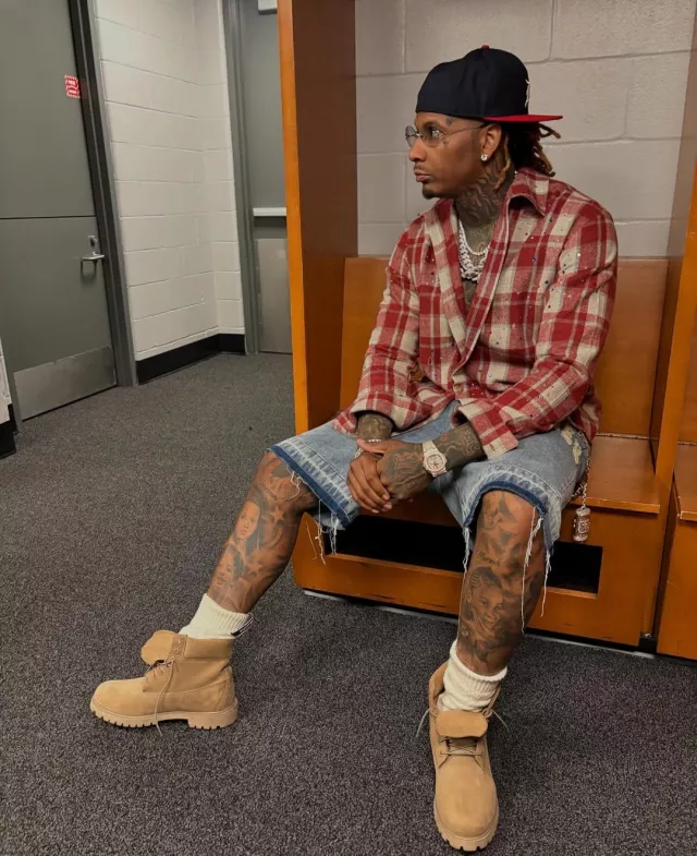 Who Decides War Red Crystal Flannel Glory Shirt usado por Moneybagg Yo en la cuenta de Instagram @moneybaggyo