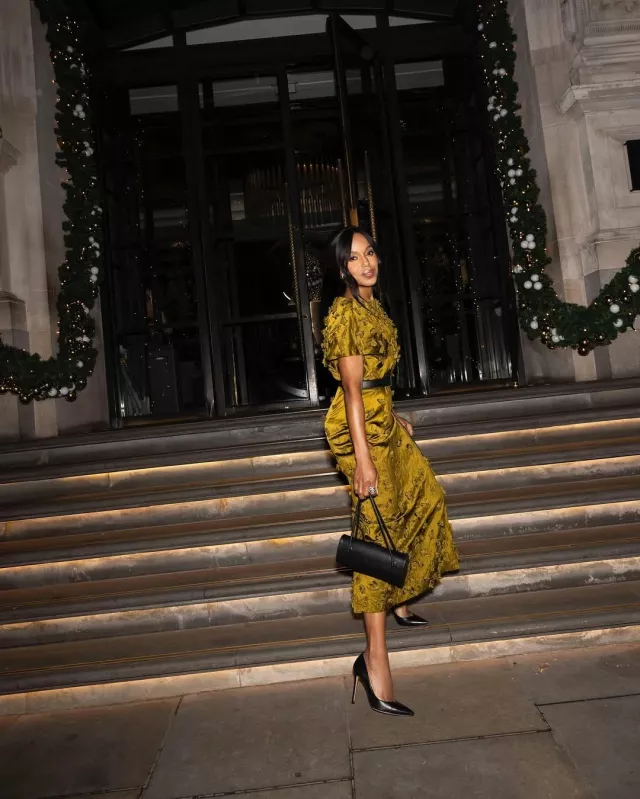 Bolso barril de cuero Natalie de la colección Michael Kors en cuero liso usado por Kerry Washington en The Six Triple Eight Press el 15 de diciembre de 2024