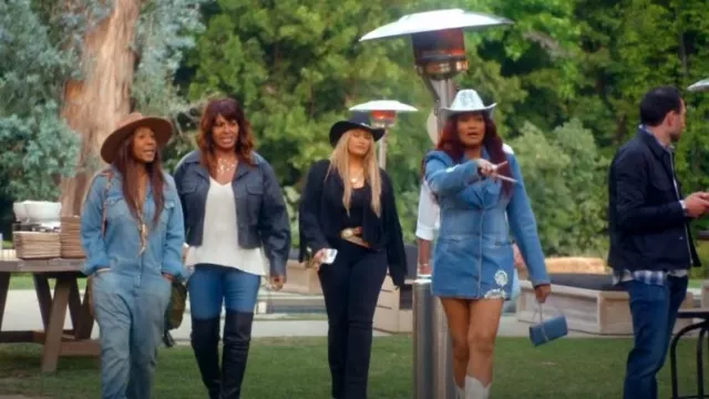Blazer en denim à découpes ornées porté par Garcelle Beauvais comme on le voit dans Les vraies femmes au foyer de Beverly Hills (S14E05)