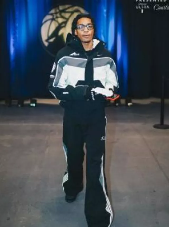 Blouson Nike x NOCTA Noir & Blanc DLMTS 8000 porté par Rob Dillingham sur le compte Instagram @timberwolves