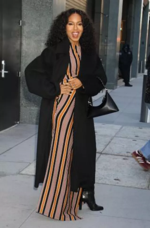 Aupen Nirvana Noir portée par Kerry Washington sur The View le 18 décembre 2024