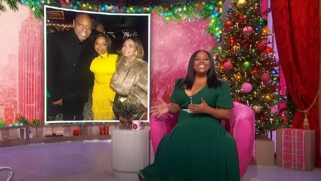 Self Portrait Vestido midi plisado de gasa verde oscuro usado por Sherri Shepherd visto en Sherri el 18 de diciembre de 2024