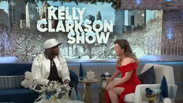 Chaqueta de recuerdo de satén universitario de color blanquecino usada por 50 Cent como se ve en The Kelly Clarkson Show el 11 de diciembre de 2024