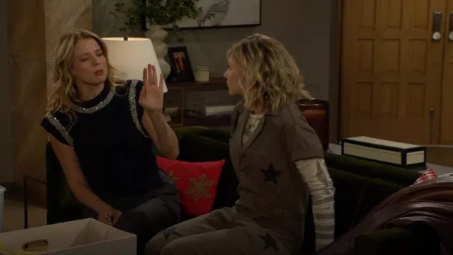 Pull sans manches en laine-cachemire orné de Simkhai Joanae porté par Summer Newman (Allison Lanier) comme on le voit dans Les Feux de l’Amour le 20 décembre 2024