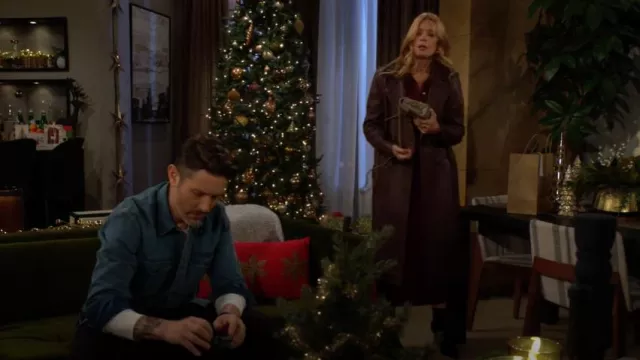 Manteau en cuir LaMarque Erma porté par Phyllis Summers (Michelle Stafford) comme on le voit dans Les Feux de l’Amour le 20 décembre 2024