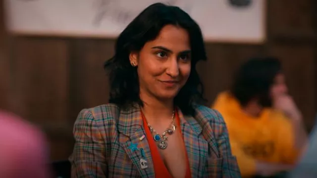 Betsey Johnson Collier à breloques mixtes célestes porté par Bela Malhotra (Amrit Kaur) comme on le voit dans La vie sexuelle des étudiantes (S03E05)