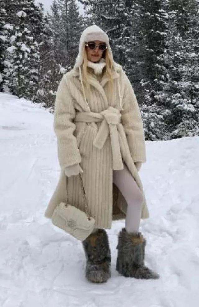 Miu Miu Shearling-Trimmed Wool and Cashmere Hat worn by Leonie Hanne on her Instagram Post on December 23, 2024