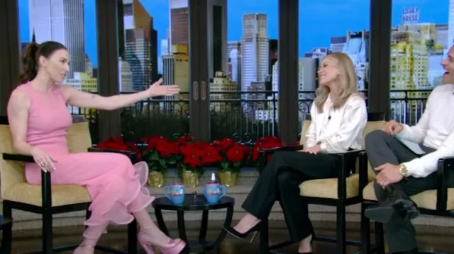 Débardeur Simkhai Oakley avec bralette porté par Whitney Cummings comme on le voit dans LIVE with Kelly and Mark le 19 décembre 2024