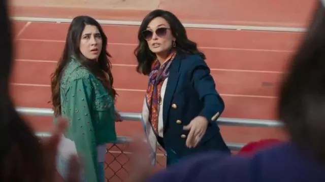 Veste à double boutonnage Balmain bleu marine portée par Cami Miller (Demi Moore) comme on le voit dans Landman (S01E02)