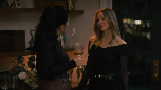 Joanne (Kristen Bell) Top Negro Con Hombros Descubiertos en Nadie Quiere Esto (S01E01)