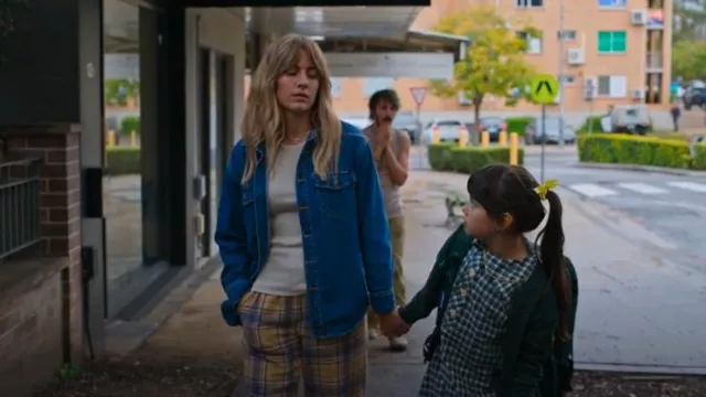 Rollas Classic Shacket usado por Olympia 'Oly' Chalmers-Davis (Nathalie Morris) como se ve en Bump (S05E01)