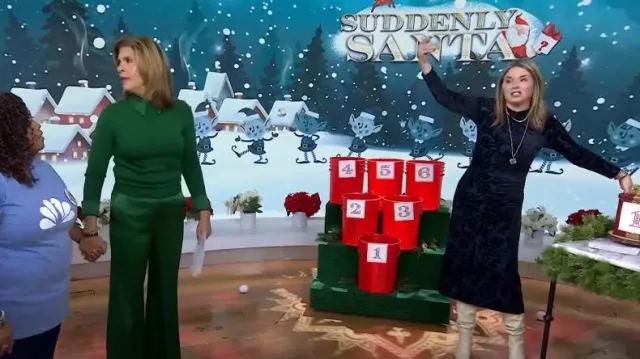 Suéter con cuello Alice + Olivia Porla en Forest Green usado por Hoda Kotb como se ve en Today with Hoda & Jenna el 26 de diciembre de 2024