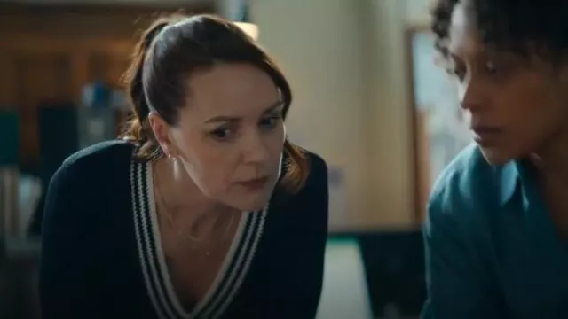 Pull à col en V Reiss Tammy porté par Catherine Ayers comme on le voit dans Missing You (S01E02)