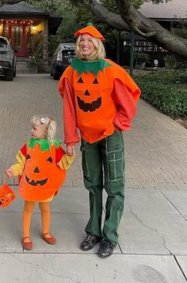 Baskets en cuir New Balance x Miu Miu 530 Sl portées par Elsa Hosk sur son post Instagram le 31 décembre 2024