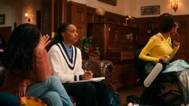Suéter con cuello en V en contraste de Mango usado por Whitney Chase (Alyah Chanelle Scott) como se ve en The Sex Lives of College Girls (T03E06)