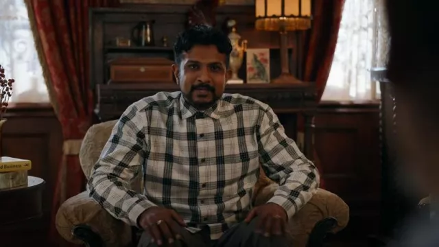 Chemise à structure à carreaux Lindbergh portée par Jay Arondekar (Utkarsh Ambudkar) comme on le voit dans Ghosts (S04E09)
