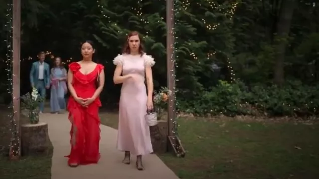Doen Evonna Robe à volants en soie à chardon violet portée par AJ (Zosia Mamet) comme on le voit dans Laid (S01E02)